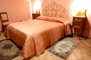 8 slaapkamers, een strijkplank/strijkijzer, gratis wifi, beddengoed