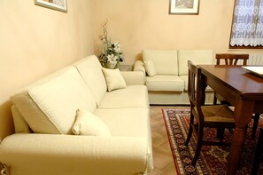 Tv, pejs, dvd-afspiller, bordtennisbord