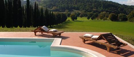 Una piscina al aire libre