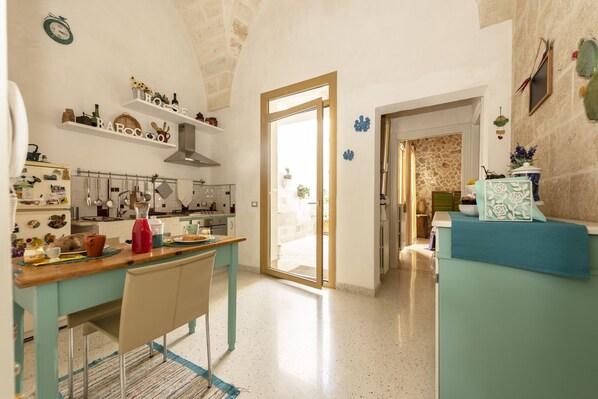 Kühlschrank, Ofen, Herdplatte, Wasserkocher mit Kaffee-/Teezubehör