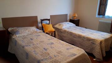 3 chambres, fer et planche Ă repasser, lit parapluie, draps fournis