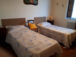 3 dormitorios, tabla de planchar con plancha, cuna de viaje