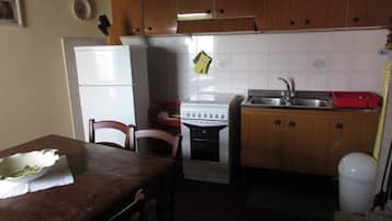 Fridge, oven, stovetop, coffee/tea maker
