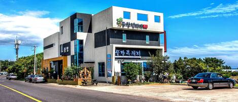 A modern building with a sign that reads "Hotel".