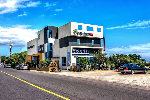 A modern building with a sign that reads "Hotel".