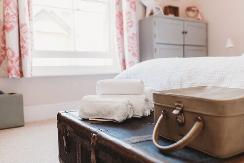 Cottage familial près des plages, jardin, chiens bienvenus, WiFi Smart TV, lit bébé chaise haute