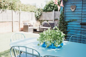 Outdoor dining - Enjoy a holiday in the centre of seaside Bembridge in our award winning cottage (Bembridge)