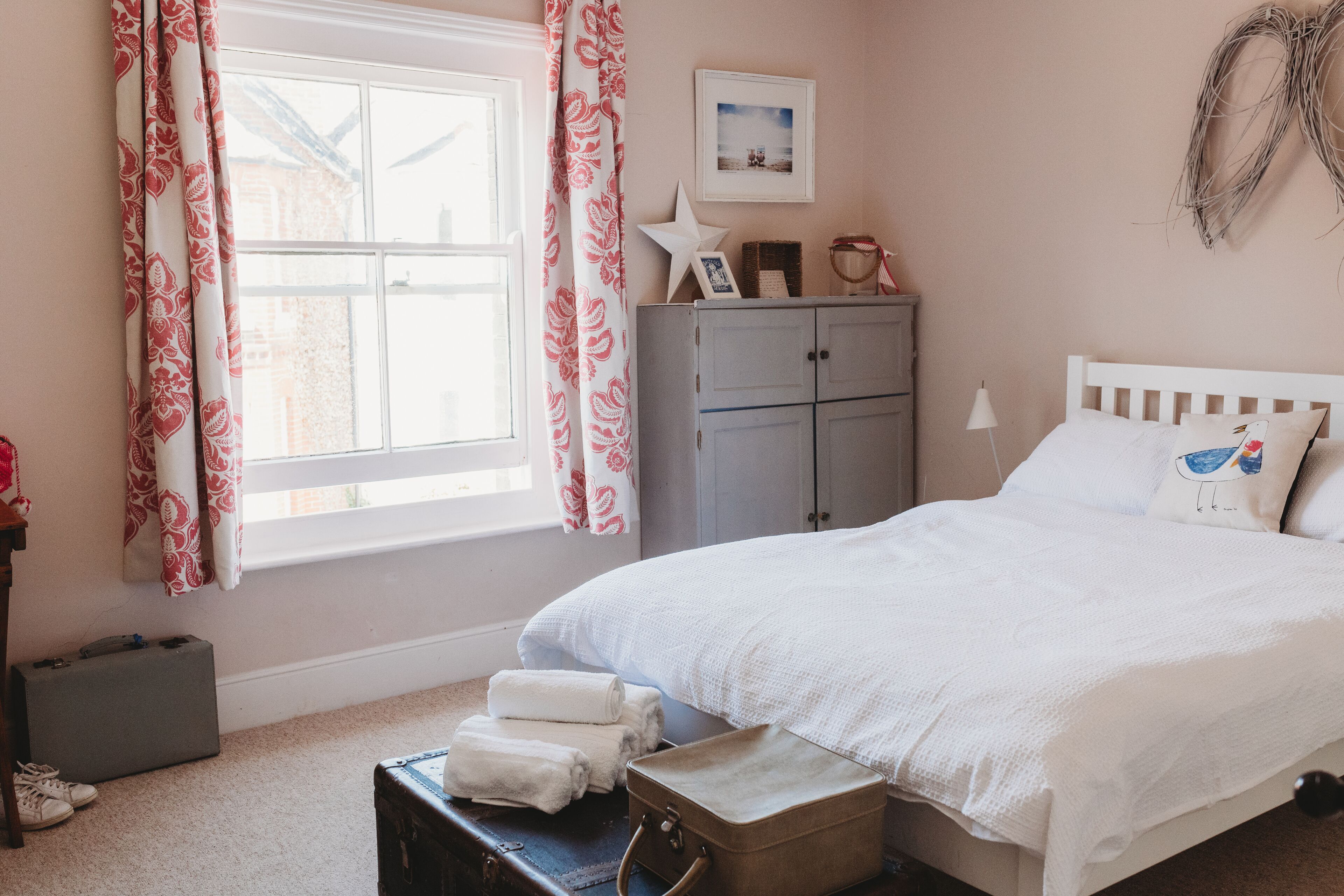 2 slaapkamers, een strijkplank/strijkijzer, reisbedje, gratis wifi