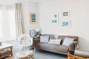 Smart TV, fireplace, books - Enjoy a holiday in the centre of seaside Bembridge in our award winning cottage (Bembridge)