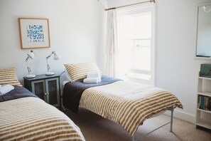 2 chambres, fer et planche à repasser, lit de bébé portatif