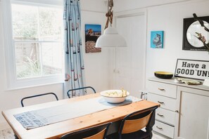 Dining - Enjoy a holiday in the centre of seaside Bembridge in our award winning cottage (Bembridge)