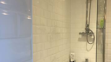 Haartrockner, Handtücher, Seife, Toilettenpapier