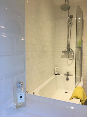 Séchoir à cheveux, serviettes fournies, savon, papier de toilette