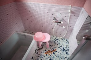 Three Bedroom Holiday Home | Bathroom | Separate tub and shower, deep soaking tub, free toiletries, hair dryer