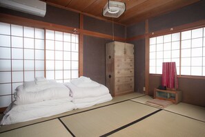 Three Bedroom Holiday Home | 3 bedrooms, desk, free WiFi, bed sheets