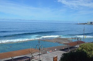 Nær stranden og strandhåndklær