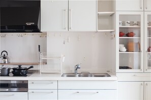 Ferienhaus | Eigene Küche | Kühlschrank, Mikrowelle, Hochstuhl, Kochgeschirr/Geschirr/Besteck
