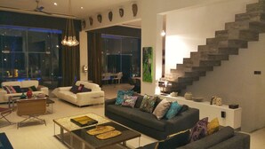 Una Smart TV, una chimenea, un reproductor de DVD, libros