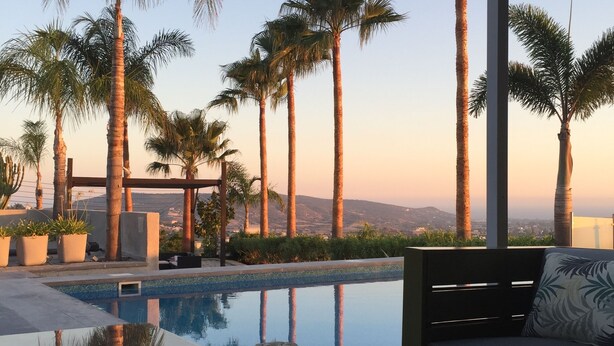 Una piscina al aire libre
