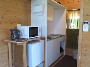 Cottage, Refrigerator & Microwave, Garden View | Private kitchenette | Fridge, microwave, stovetop, electric kettle