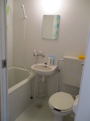 Cottage, Refrigerator & Microwave, Garden View | Bathroom | Combined shower/bathtub, free toiletries, hair dryer, slippers