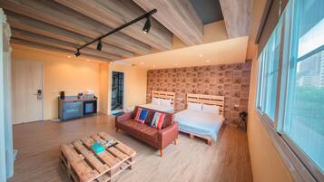 Classic Quadruple Room (American Retro) | Individually decorated, individually furnished, blackout drapes