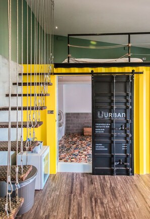 Decoración personalizada, muebles diferentes y cortinas blackout 