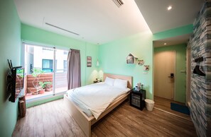 Decoración personalizada, muebles diferentes y cortinas blackout 