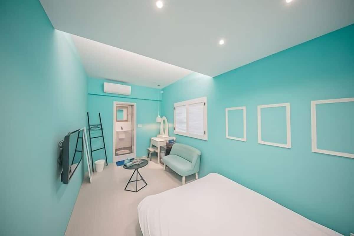 1 bedroom, individually decorated, individually furnished