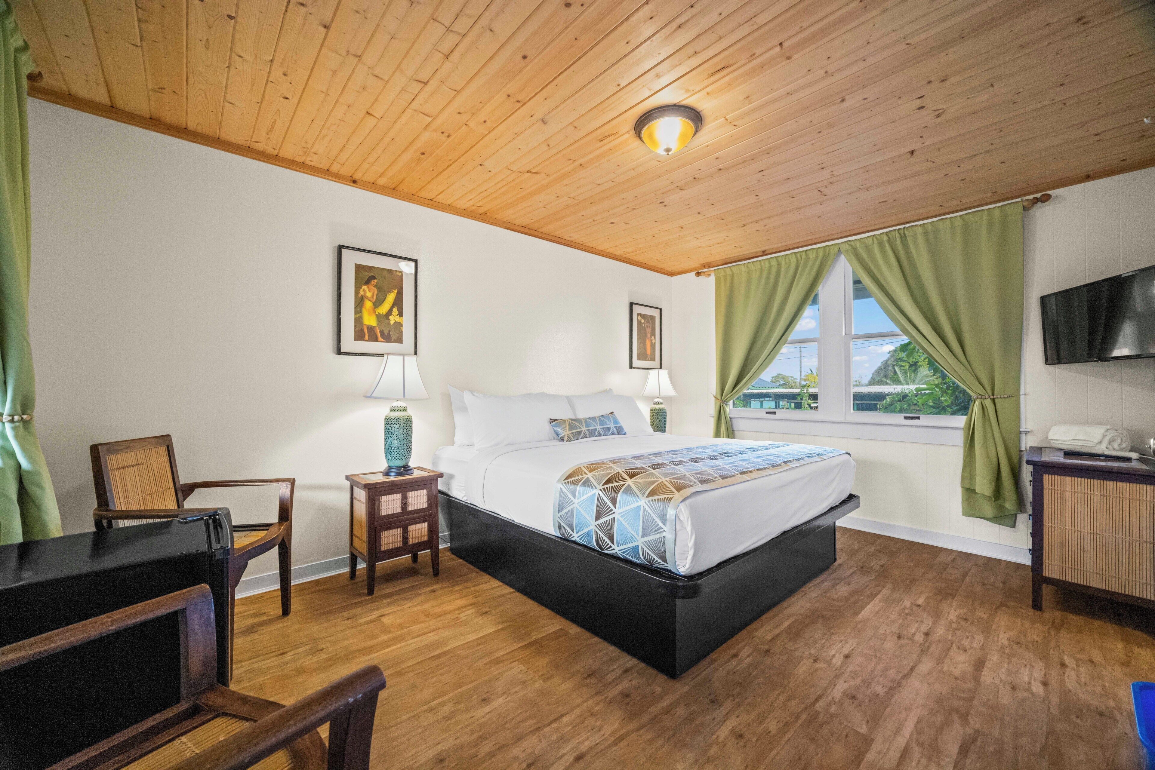 Room, 2 Bedrooms - 1 Queen Bed and 2 Double Bed  | 遮光布/窗簾、免費無線上網、床單