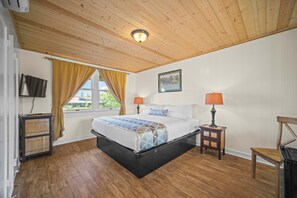 Chambre, 1 très grand lit | Rideaux d’obscurcissement, accès au Wi-Fi (inclus), literie fournie