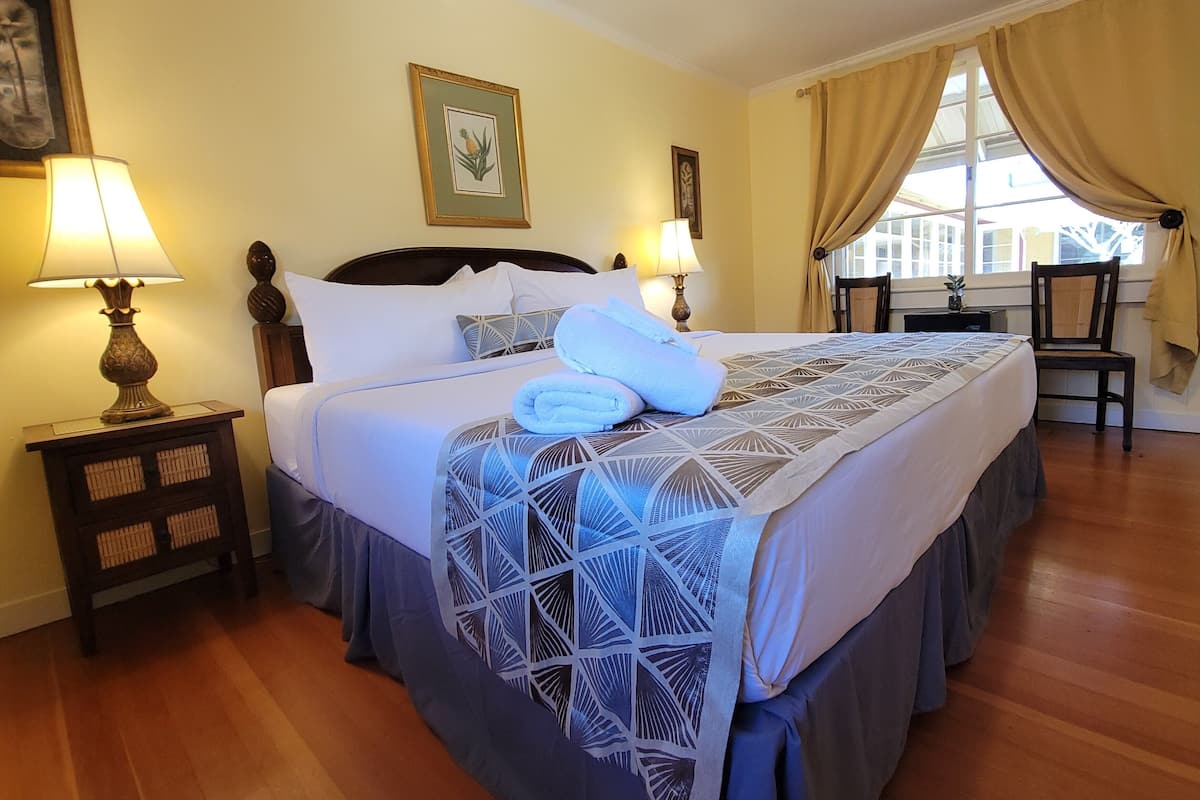Room, 1 King Bed | Blackout curtains, free WiFi, bed sheets