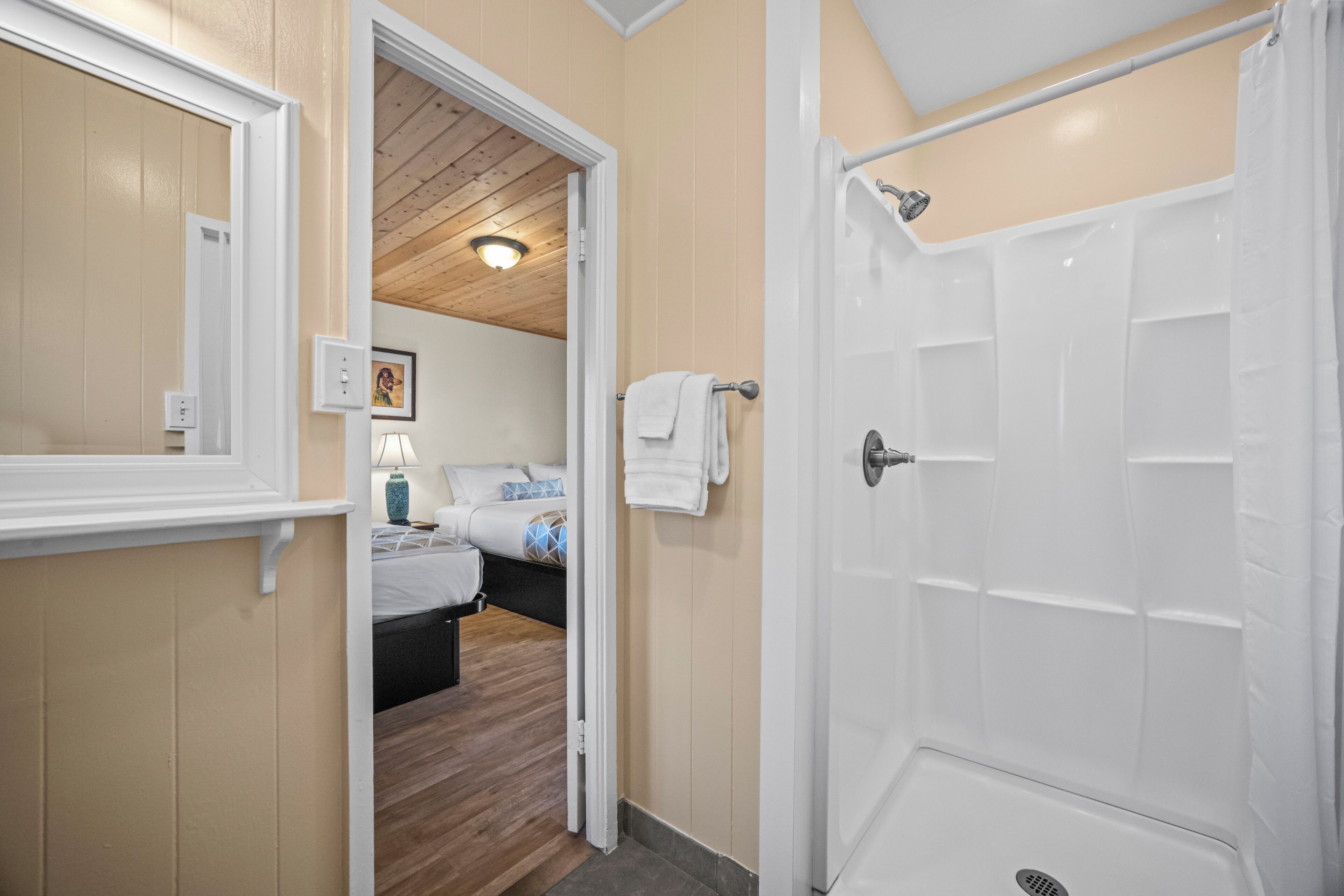 Room, 2 Bedrooms - 1 Queen Bed and 2 Double Bed  | Bathroom