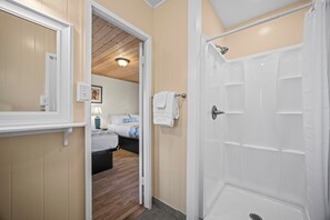 Room, 2 Bedrooms - 1 Queen Bed and 2 Double Bed  | Badezimmer