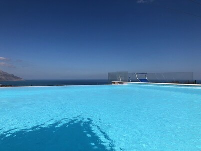 Villa MiraScopello: LARGE HEATED INFINITY POOL WITH WHIRLPOOL (WI-FI)