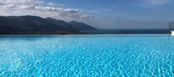 Villa MiraScopello : GRANDE PISCINE À DÉBORD CHAUFFÉE AVEC WHIRLPOOL (WI-FI)