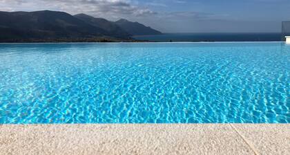 Villa MiraScopello: GROSSER BEHEIZTER INFINITY-POOL MIT WHIRLPOOL (WI-FI)