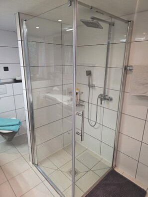 Haartrockner, Handtücher, Seife, Toilettenpapier