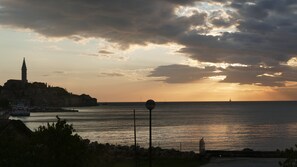 Plage à proximité, chaises longues