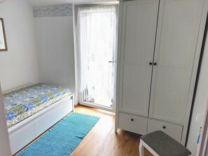 3 bedrooms, travel crib, WiFi, bed sheets