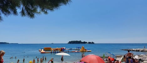 Una spiaggia nelle vicinanze, lettini da mare