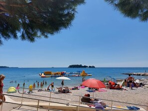 Plage à proximité, chaises longues