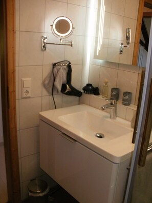 Shower, hair dryer, towels, soap - Apartment Carola Stühlingen-Schwaningen (per night 48, - €) (Stühlingen-Schwaningen)
