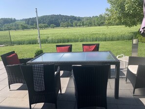 Outdoor dining - Central in the middle of the village and yet on the outskirts. Unique country view (Deggenhausertal)