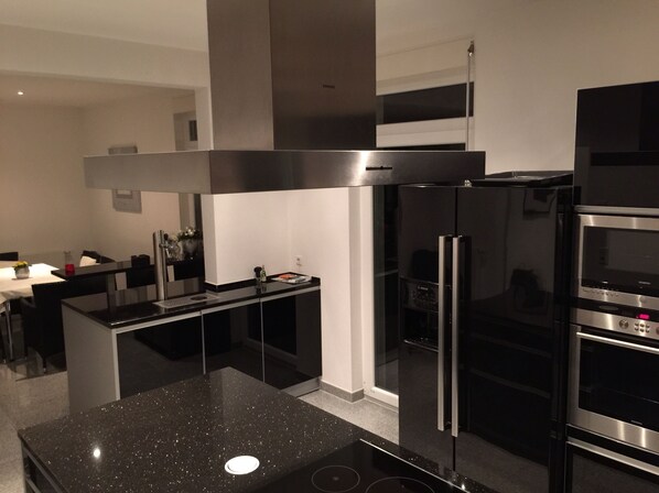 Fridge, microwave, oven, stovetop - Central in the middle of the village and yet on the outskirts. Unique country view (Deggenhausertal)