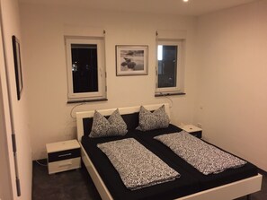 2 bedrooms, free WiFi, bed sheets - Central in the middle of the village and yet on the outskirts. Unique country view (Deggenhausertal)