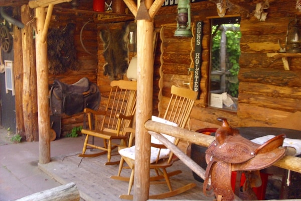 authentischer Westernsaloon mit Sattlerei
