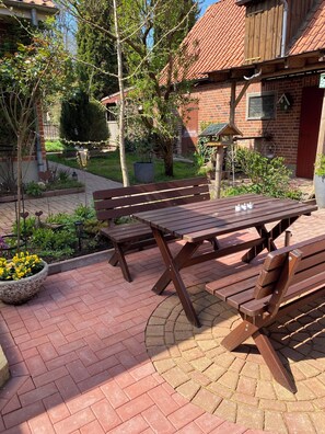 Outdoor dining - Apartment in the romantic garden<br>Note days of action !!!  (Amelinghausen)
