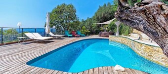 Spacious air-conditioned villa, heated pool and SPA, breathtaking views.