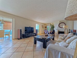 Smart TV, fireplace, video games, DVD player - Spacious air-conditioned villa, heated pool and SPA, breathtaking views. (Grasse)